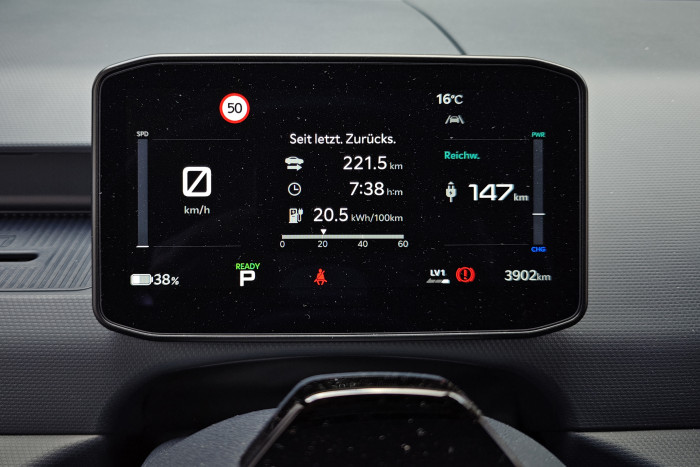 Das Fahrerdisplay ist recht klein. Davor befinden sich die Kameras zur Aufmerksamkeitsüberwachung. (Foto: Friedhelm Greis/Golem) 