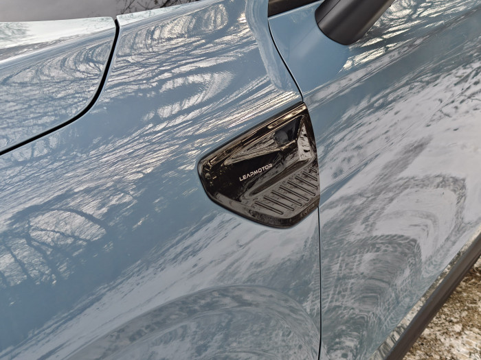 Der B10 hat eine Reihe von Kameras und Sensoren für den Fahrassistenten und Sicherheitssysteme. (Bild: Martin Wolf/Golem)