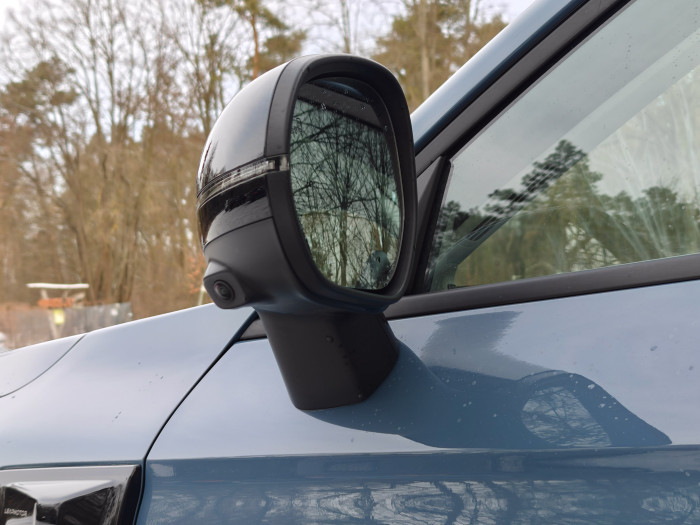 Auch an den Seitenspiegeln gibt es Kameras. (Bild: Martin Wolf/Golem)