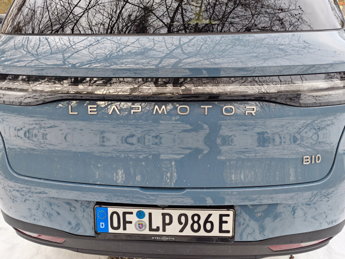 Die motorisierte Heckklappe ziert eine Lichtleiste. (Bild: Martin Wolf/Golem)