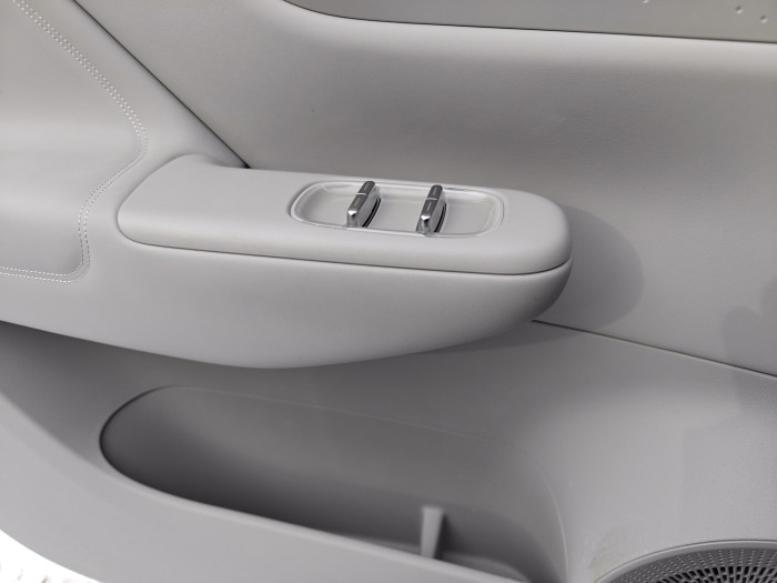 Im Innenraum wird Kunststoff verwendet, dieser ist aber oberhalb der Knie hochwertig verarbeitet. (Bild: Martin Wolf/Golem)