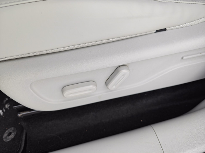 Die Vordersitze sind elektronisch einstellbar. (Bild: Martin Wolf/Golem)