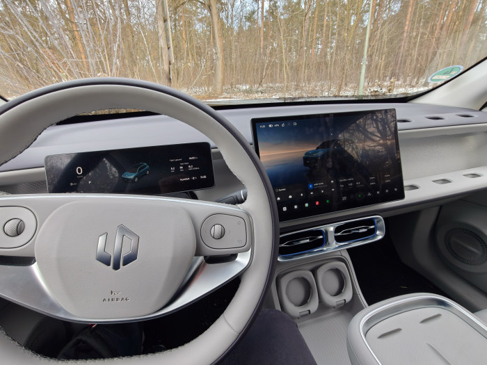 Das Cockpit ist schlicht, es gibt kaum Knöpfe zum Einstellen. (Bild: Martin Wolf/Golem)