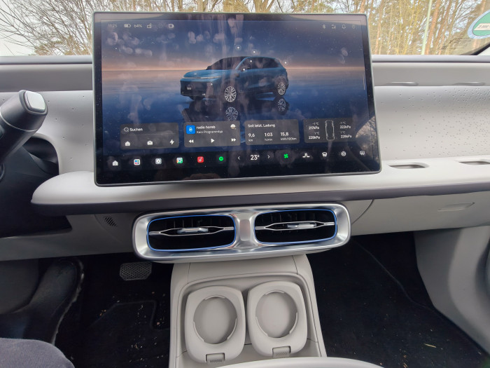 Die Einstellungen werden hauptsächlich über das Display in der Mitte vorgenommen. (Bild: Martin Wolf/Golem)
