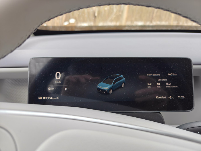 Das Fahrdisplay des B10 zeigt die wichtigsten Informationen an, auch Navigationsanweisungen. (Bild: Martin Wolf/Golem)