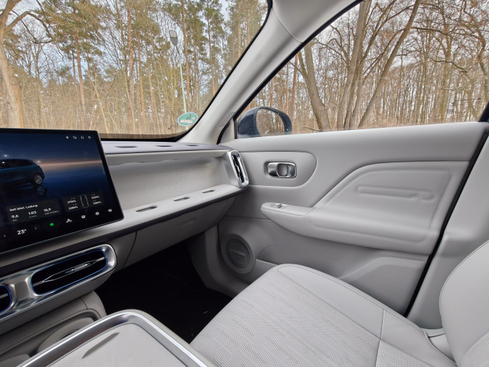 Das Innenraumdesign unterscheidet sich von dem des Leapmotor C10. Vor allem der Bereich auf der Beifahrerseite ist interessant gestaltet. (Bild: Martin Wolf/Golem)