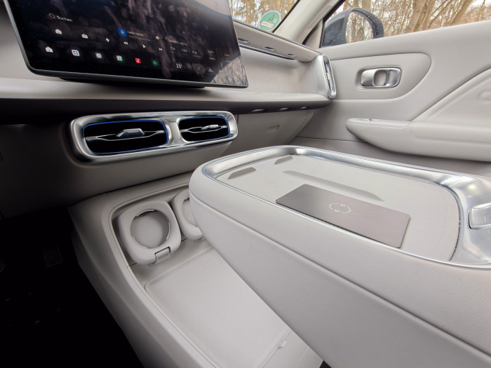 Unter der Mittelkonsole ist eine Ablage mit ausklappbaren Becherhalten eingebaut. (Bild: Martin Wolf/Golem)