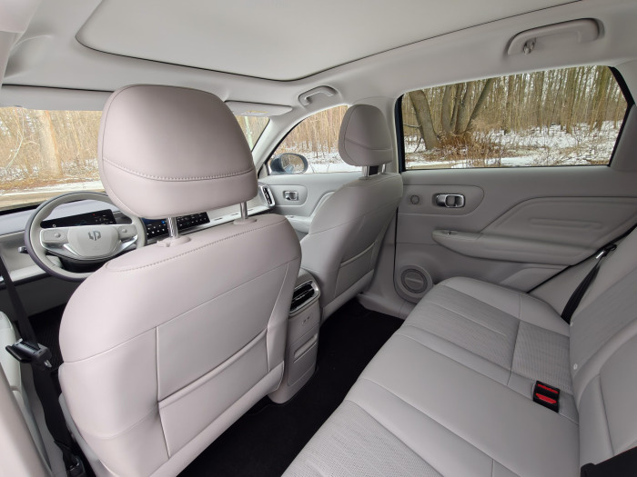 Im Fond des B10 sitzt es sich bequem. (Bild: Martin Wolf/Golem)