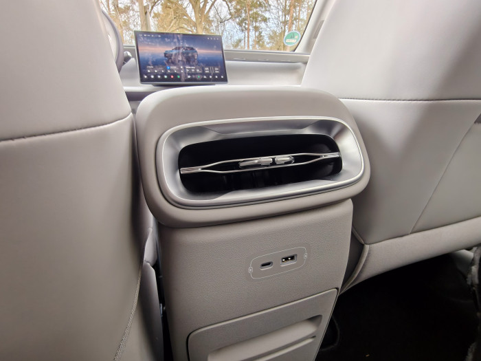 Passagiere im Fond können per USB ihre Geräte aufladen. (Bild: Martin Wolf/Golem)