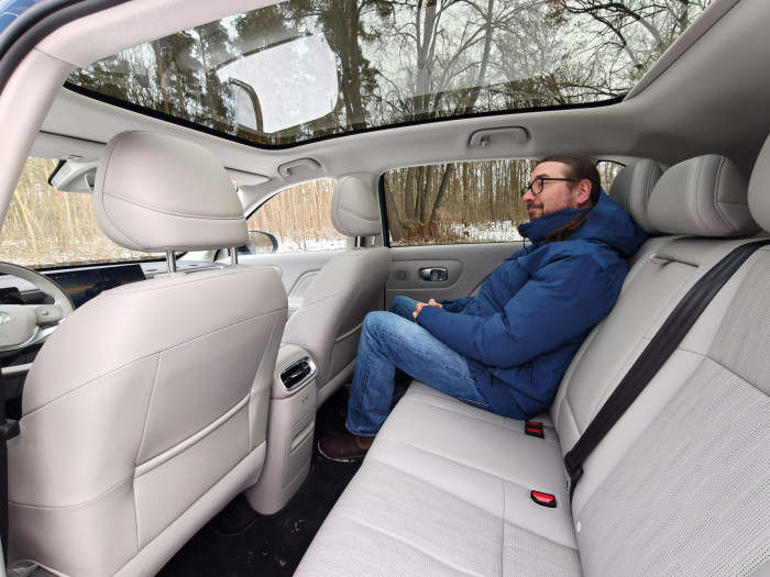 Die Beinfreiheit im Fonds ist ausreichend gut, für den Kopf ist auch genügend Platz. (Bild: Martin Wolf/Golem)