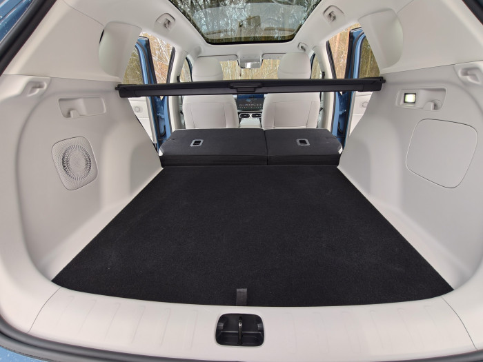 Die Rücksitze lassen sich umklappen, dann passen 1.300 Liter in den B10. (Bild: Martin Wolf/Golem)