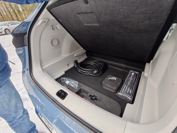 Unter den Kofferraumboden passt etwa das Ladekabel. (Bild: Martin Wolf/Golem)