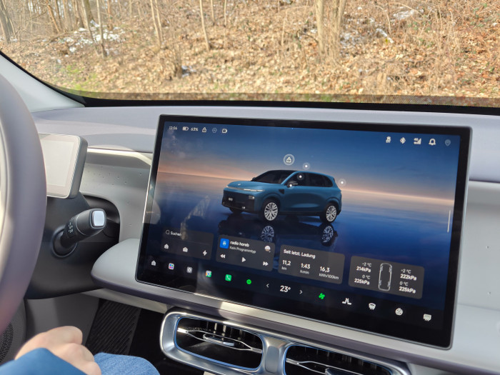 Das Infotainmentsystem läuft flüssig und ist gut aufgebaut. (Bild: Martin Wolf/Golem)