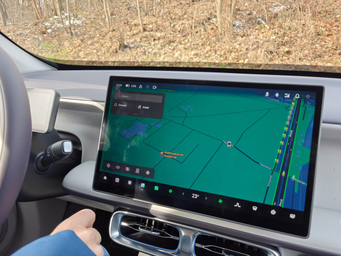 Eine Android-Auto- und Carplay-Integration fehlt, das Navi ist aber gut nutzbar. (Bild: Martin Wolf/Golem)