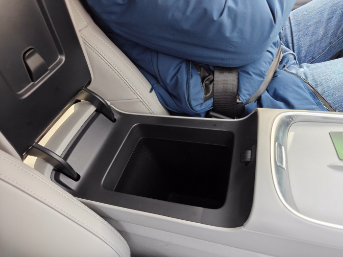 In der Mittelkonsole ist ein Fach eingebaut. (Bild: Martin Wolf/Golem)