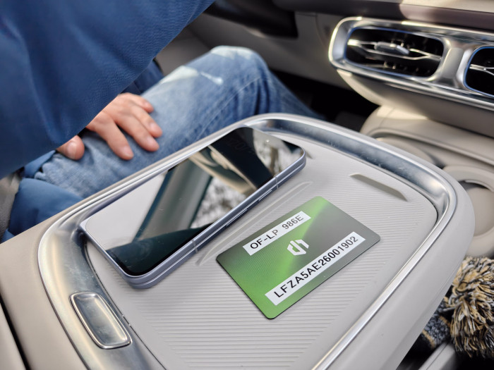 Smartphones lassen sich auf einem Ladepad in der Mittelkonsole laden. Als Schlüssel verwendet Leapmotor auch beim B10 eine Karte. (Bild: Martin Wolf/Golem)