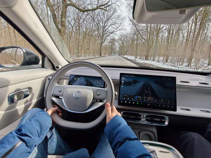 Der B10 bietet beim Fahren reichlich Platz. (Bild: Martin Wolf/Golem)