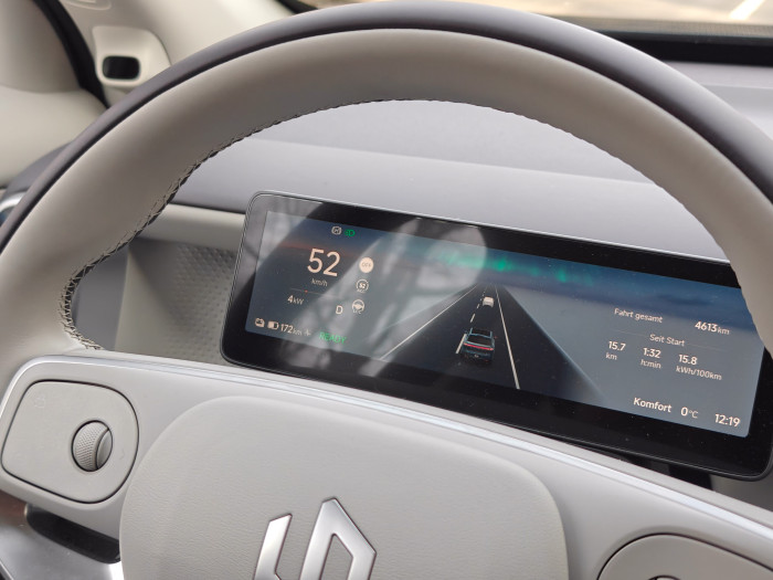 Auf dem Fahrdisplay werden alle relevanten Informationen angezeigt. (Bild: Martin Wolf/Golem)