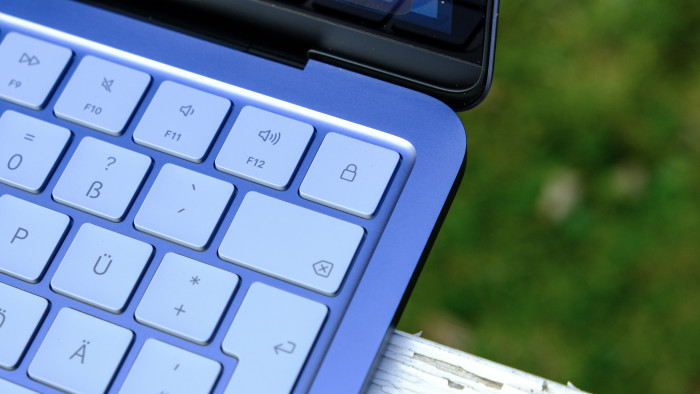 Einen Fingerabdrucksensor (fehlt hier) gibt es nur bei der teureren Variante des Macbook Neo. (Bild: Oliver Nickel/Golem)