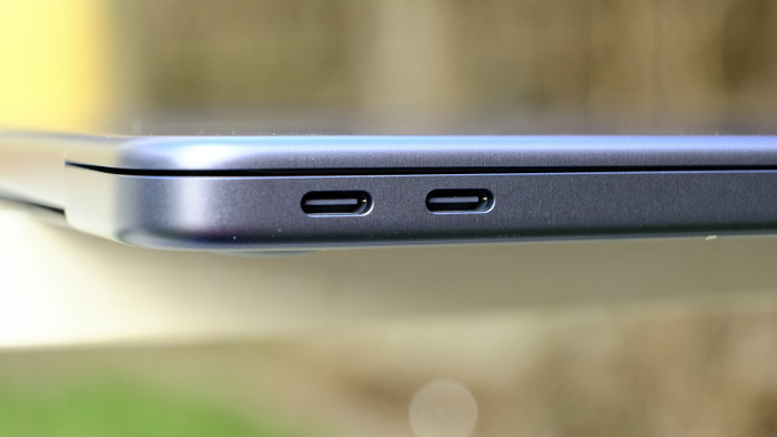 Nur eine der beiden USB-C-Buchsen (die linke) kann USB 3.2 Gen2. Der andere Port beschränkt sich auf USB 2.0. (Bild: Oliver Nickel/Golem)