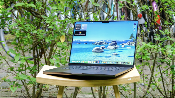 Macbook Pro 16 mit M5 Max (Bild: Oliver Nickel/Golem)