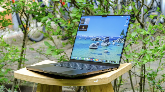 Macbook Pro 16 mit M5 Max (Bild: Oliver Nickel/Golem)