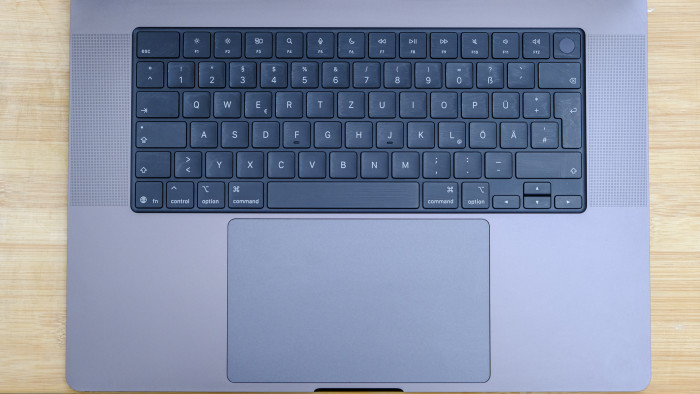 Macbook Pro 16 mit M5 Max (Bild: Oliver Nickel/Golem)