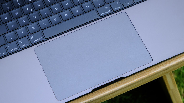 Macbook Pro 16 mit M5 Max (Bild: Oliver Nickel/Golem)