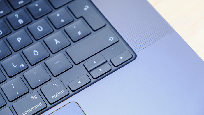 Macbook Pro 16 mit M5 Max (Bild: Oliver Nickel/Golem)