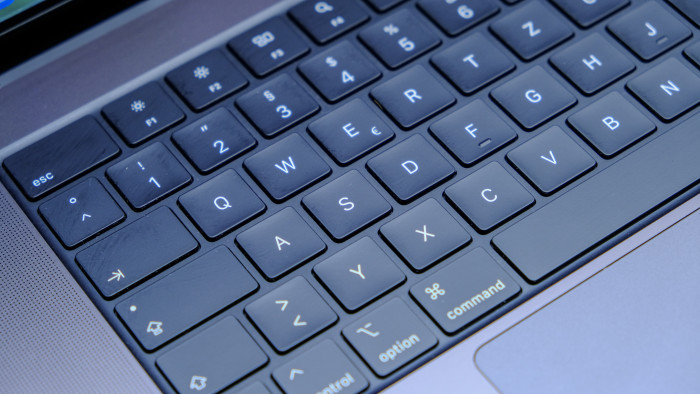 Macbook Pro 16 mit M5 Max (Bild: Oliver Nickel/Golem)