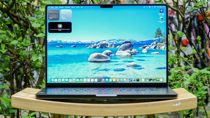 Macbook Pro 16 mit M5 Max (Bild: Oliver Nickel/Golem)