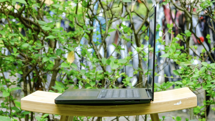 Macbook Pro 16 mit M5 Max (Bild: Oliver Nickel/Golem)