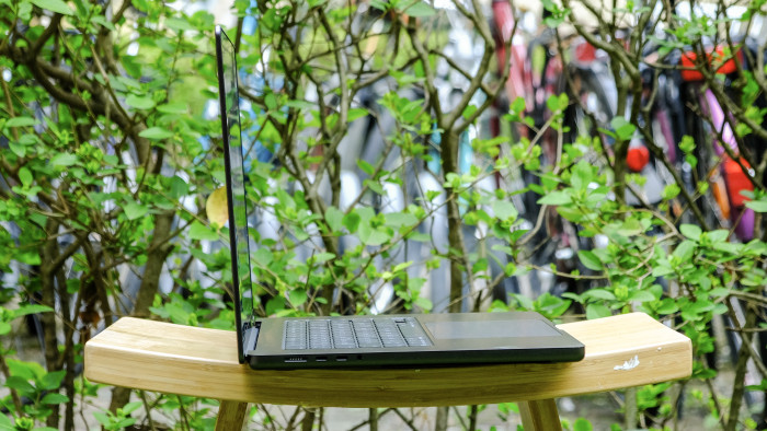 Macbook Pro 16 mit M5 Max (Bild: Oliver Nickel/Golem)