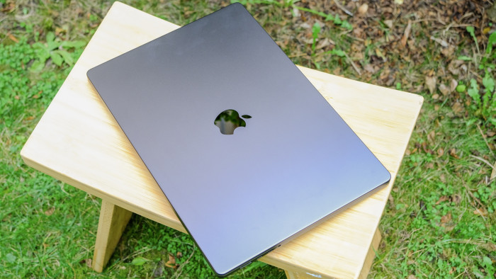 Macbook Pro 16 mit M5 Max (Bild: Oliver Nickel/Golem)