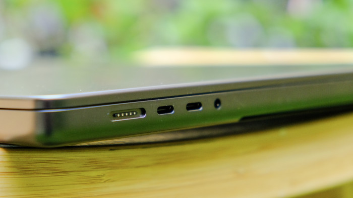 Macbook Pro 16 mit M5 Max (Bild: Oliver Nickel/Golem)