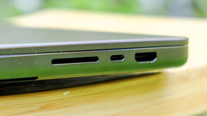 Macbook Pro 16 mit M5 Max (Bild: Oliver Nickel/Golem)