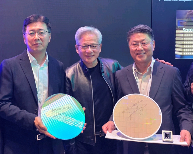 Nvidia-CEO Jensen Huang (Mitte), unterschreibt gern Wafer. Daneben Hwang Sang-joon (links, Samsung Memory) mit Speicher-Wafer und Han Jin-man (rechts, Samsung Foundry) mit LPU30-Wafer. (Bild: Samsung)