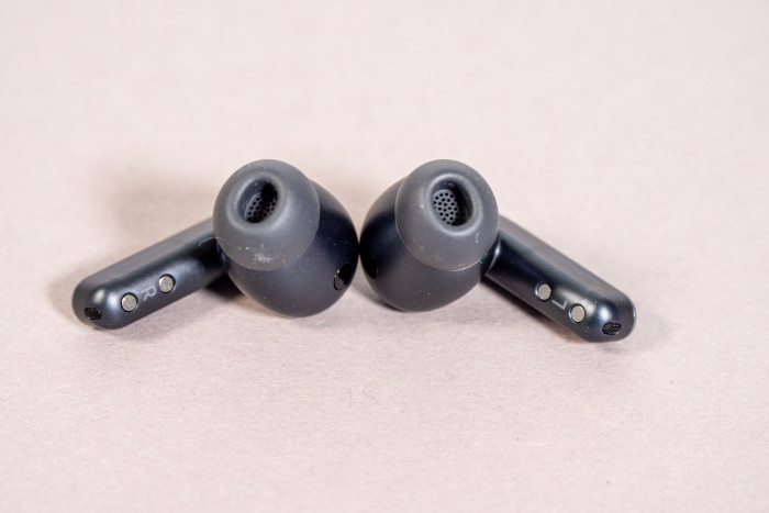 Die Galaxy Buds 4 Pro haben eine gute ANC-Leistung. (Bild: Martin Wolf/Golem)