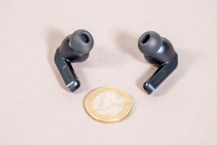 Samsungs Galaxy Buds 4 Pro im Größenvergleich mit einer 1-Euro-Münze (Bild: Martin Wolf/Golem)