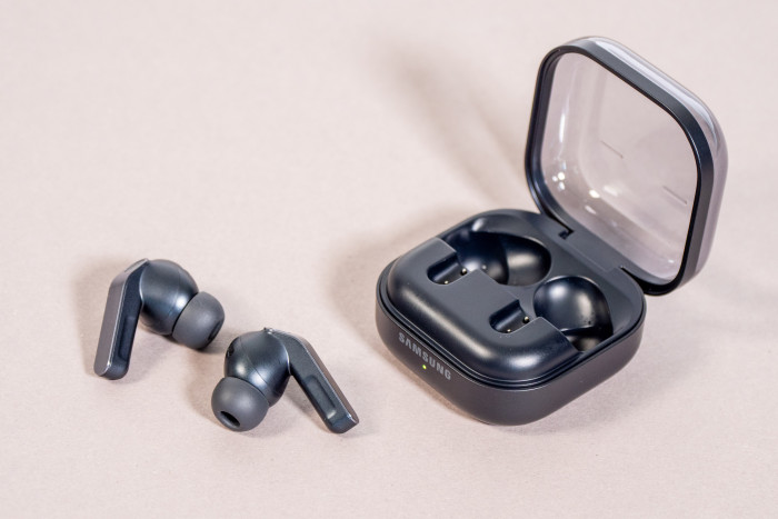 Die Galaxy Buds 4 Pro zusammen mit dem neu gestalteten Ladeetui (Bild: Martin Wolf/Golem)