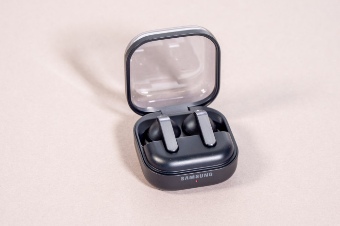 Die Galaxy Buds 4 Pro im geöffneten Ladeetui (Bild: Martin Wolf/Golem)