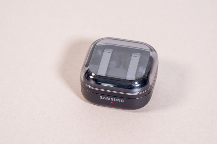Durch den transparenten Deckel sind die Galaxy Buds 4 Pro im Ladeetui zu sehen. (Bild: Martin Wolf/Golem)