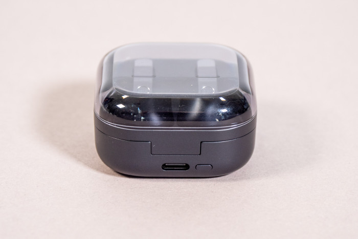 Das Ladeetui für die Galaxy Buds 4 Pro hat auf der Rückseite eine USB-C-Buchse und eine Bluetooth-Kopplungstaste. (Bild: Martin Wolf/Golem)