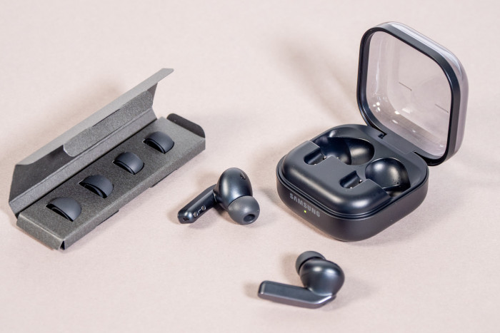 Der komplette Lieferumfang der Galaxy Buds 4 Pro (Bild: Martin Wolf/Golem)