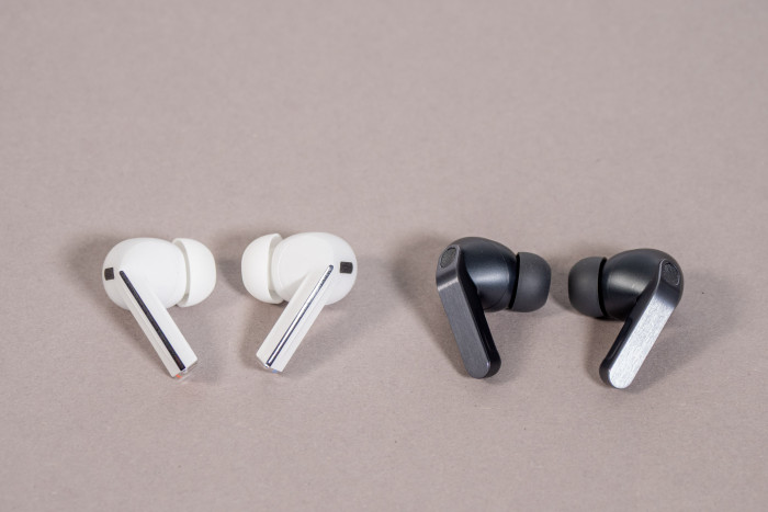 Links die Galaxy Buds 3 Pro von Samsung, rechts daneben die neuen Galaxy Buds 4 Pro (Bild: Martin Wolf/Golem)