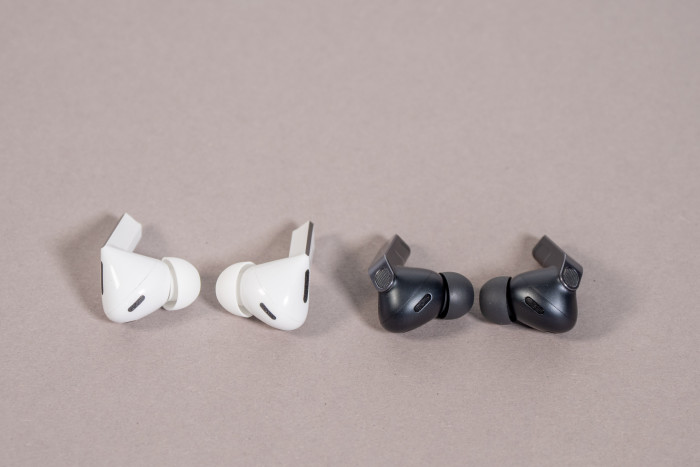Links die Galaxy Buds 3 Pro von Samsung, rechts daneben die neuen Galaxy Buds 4 Pro (Bild: Martin Wolf/Golem)
