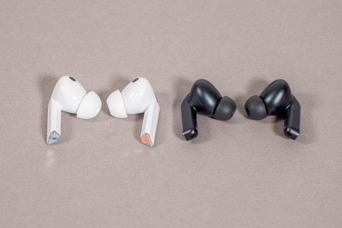 Links die Galaxy Buds 3 Pro von Samsung, rechts daneben die neuen Galaxy Buds 4 Pro (Bild: Martin Wolf/Golem)