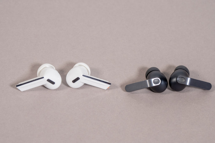 Links die Galaxy Buds 3 Pro von Samsung, rechts daneben die neuen Galaxy Buds 4 Pro (Bild: Martin Wolf/Golem)