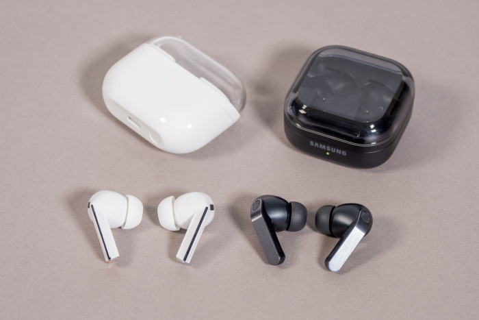 Links die Galaxy Buds 3 Pro mit geschlossenem Ladeetui, rechts daneben die Galaxy Buds 4 Pro mit geschlossenem Ladeetui (Bild: Martin Wolf/Golem)