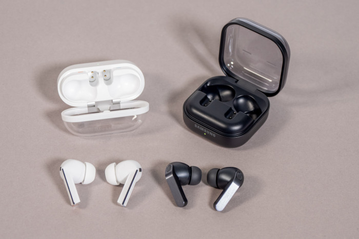 Links die Galaxy Buds 3 Pro mit geöffnetem Ladeetui, rechts daneben die Galaxy Buds 4 Pro mit geöffnetem Ladeetui (Bild: Martin Wolf/Golem)